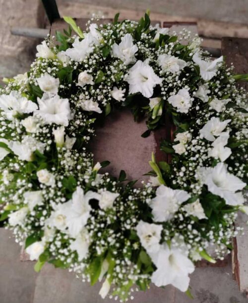 White gladio and Gipso round wreath arrangement